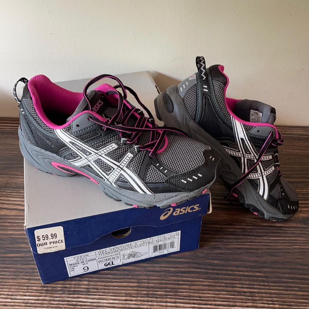 Unworn Women’s Asics Gel-Venture 3 Size 9
